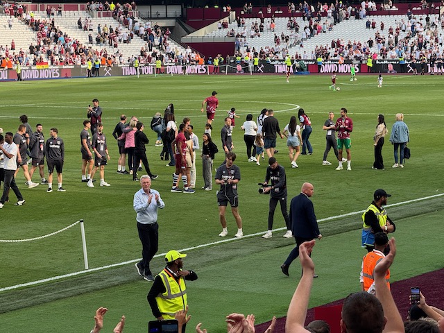David Moyes doing a lap of the pitch after the match clapping and waving to the fans